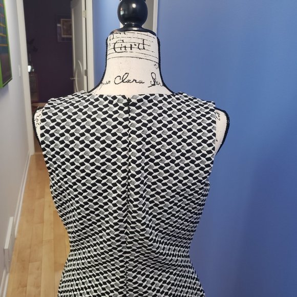 Calvin Klein Mid-Length, Sheath Dress - Size 8 - Picture 3 of 4